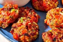 کتلت گوجه فرنگی؛ غذایی خوشمزه و خاص از جزیره سانتورینی یونان
