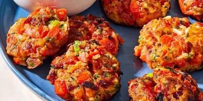 کتلت گوجه فرنگی؛ غذایی خوشمزه و خاص از جزیره سانتورینی یونان
