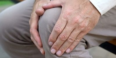 علت سوزش زانو چیست؟ چه زمانی باید نگران باشیم؟
