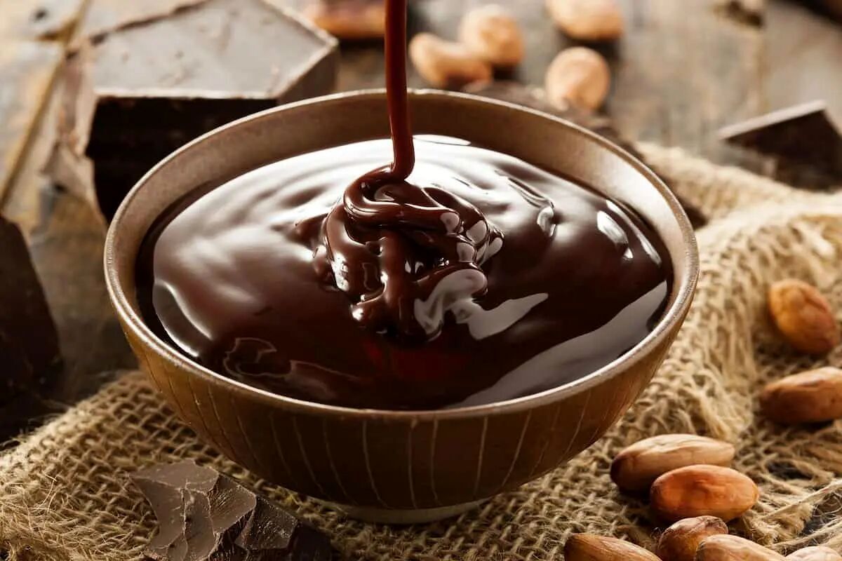 طرز تهیه سس براق شکلاتی فرانسوی برای روی کیک و دسر