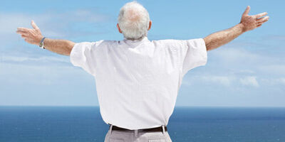 چه کسانی تا ۱۰۰ سالگی عمر می‌کنند؟