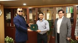 اهداءِ بیمه نامه حوادث انفرادی شلر به نایب قهرمان کشتی جهان
