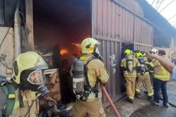 مرگ دو کارگر در پی حریق انبار چوب و کارتن در جاده ساوه
