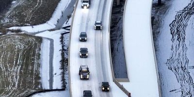 لغزندگی معابر شمالی پایتخت به دلیل بارش برف و عدم دید کافی