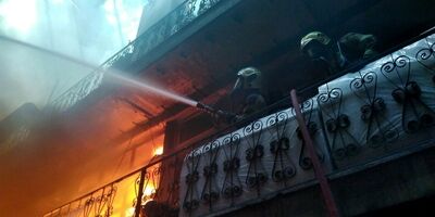 آتش‌سوزی در انبار چسب بازار تهران/اعزام ماموران پنج ایستگاه آتش‌نشانی