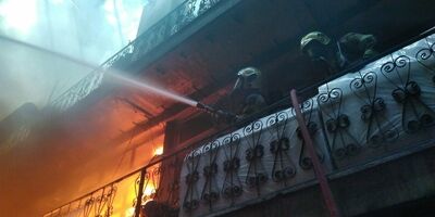 آتش‌سوزی در انبار چسب بازار تهران/اعزام ماموران پنج ایستگاه آتش‌نشانی