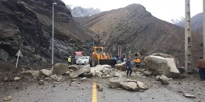 ریزش سنگ در محدوده تونل ۴ جاده چالوس
