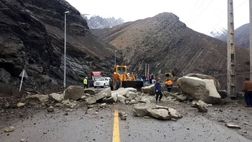 ریزش سنگ در محدوده تونل ۴ جاده چالوس
