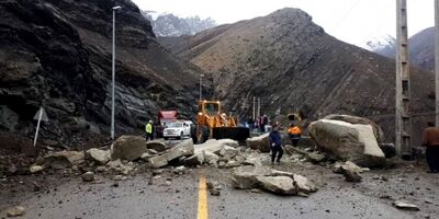 ریزش سنگ در محدوده تونل ۴ جاده چالوس
