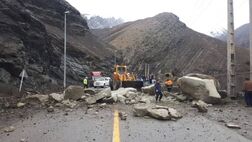 ریزش سنگ در محدوده تونل ۴ جاده چالوس
