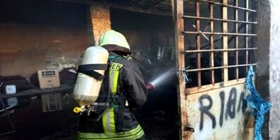 آتش سوزی کارگاه چوب در شیراز مهار شد