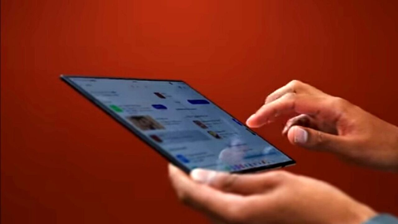 رونمایی سامسونگ از یک گوشی جدید با صفحه نمایش غول‌پیکر تاشو سه لایه
