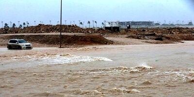 سیل در عمان خودروها را با خود بُرد