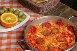 طرز تهیه سوسیس و تخم‌مرغ به سبک سنتی قهوه‌خانه‌ها
