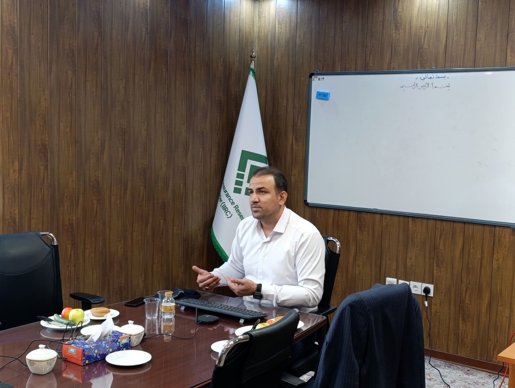 در راستای اجرای مدیریت دانش در صنعت بیمه پنجمین نشست کافه کتاب پژوهشکده بیمه با موضوع "تحول دیجیتال در بیمه" برگزار شد