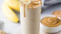 روش تهیه اسموتی موز و بادام، مناسب افطار

