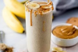روش تهیه اسموتی موز و بادام، مناسب افطار
