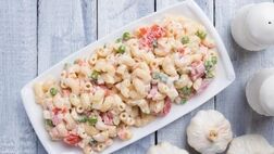 طرز تهیه سالاد ماکارونی با کالباس برای ۴ نفر
