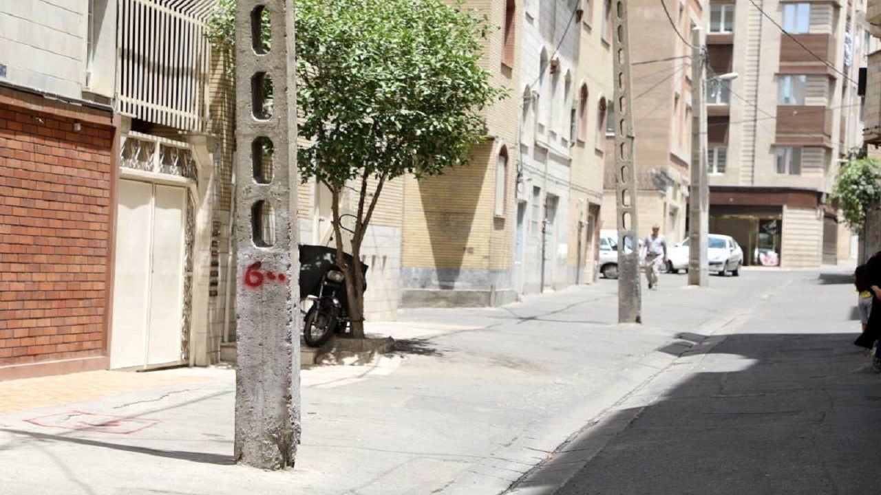 تیرهای چراغ برق مزاحم در تهران جابجا میشوند