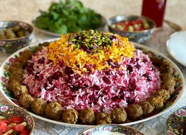 روش تهیه آلبالوپلو با گوشت قلقلی برای سحری
