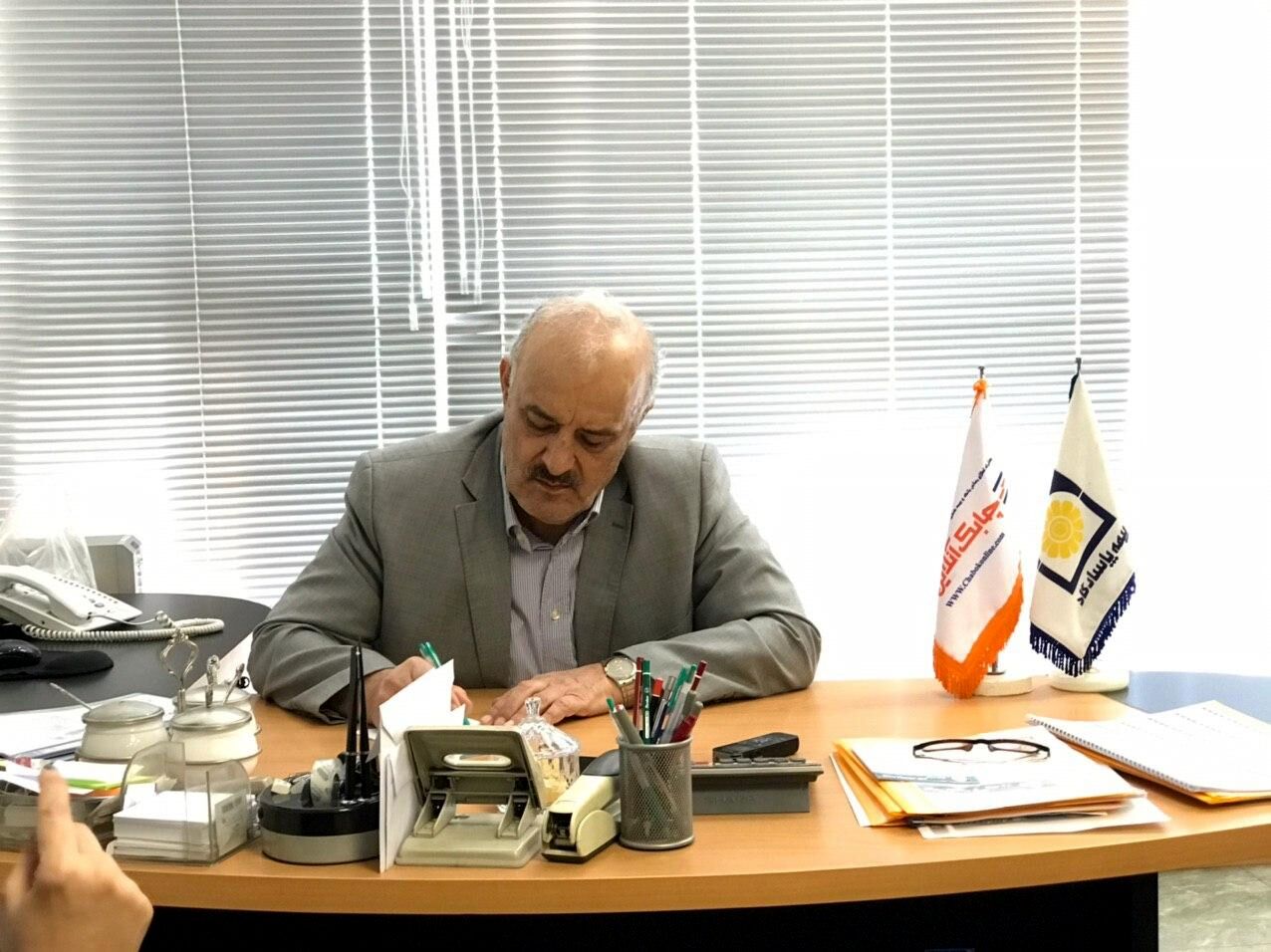  بیمه‌نامه عمر، کت و شلوار سری‌دوزی نیست و تک‌دوز است