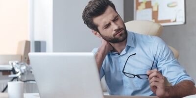 نشستن چطور باعث گردن درد می‌شود؟