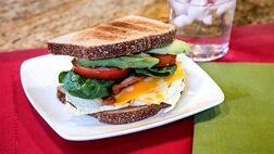 دستور تهیه ساندویچ تخم‌ مرغ و بیکن با اسفناج و قارچ