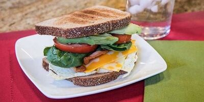دستور تهیه ساندویچ تخم‌ مرغ و بیکن با اسفناج و قارچ