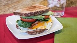 دستور تهیه ساندویچ تخم‌ مرغ و بیکن با اسفناج و قارچ