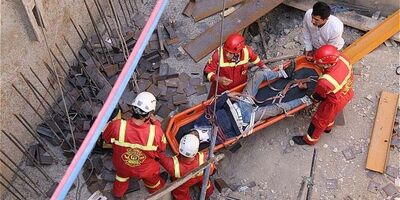 مصدومیت یک کارگر ساختمانی بر اثر سقوط از ارتفاع