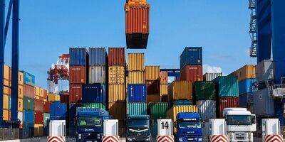 آغاز عملیات جابه‌جایی کانتینرهای سالم در بندر رجایی