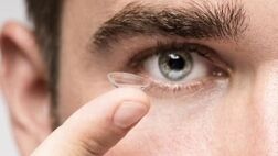 آیا خوابیدن با لنز چشمی ایمن است؟
