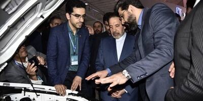 بازدید رئیس‌دفتر رئیس‌جمهور از غرفه گروه خودروسازی سایپا 