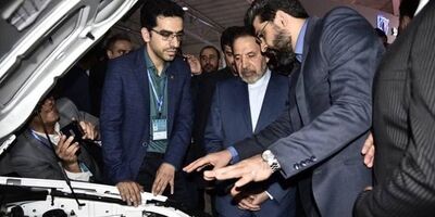 بازدید رئیس‌دفتر رئیس‌جمهور از غرفه گروه خودروسازی سایپا 