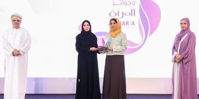 اهدای جایزه سمینار بانوان عمانی سال 2023 به یک بانوی بیمه ای