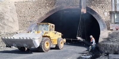 خودرو‌های سوخته از تونل تنگه زاغ بیرون کشیده شد/ تونل همچنان مسدود است
