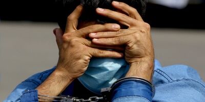 پسر معتاد قربانی بدهی به موادفروش شد