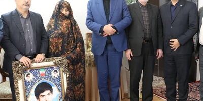 تکریم مادران شهید توسط مدیر بیمه دی در استان اردبیل، طی همراهی با معاون حقوقی و پارلمانی بنیاد شهید
