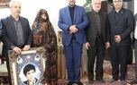 تکریم مادران شهید توسط مدیر بیمه دی در استان اردبیل، طی همراهی با معاون حقوقی و پارلمانی بنیاد شهید
