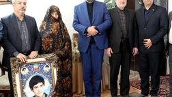 تکریم مادران شهید توسط مدیر بیمه دی در استان اردبیل، طی همراهی با معاون حقوقی و پارلمانی بنیاد شهید
