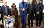 تکریم مادران شهید توسط مدیر بیمه دی در استان اردبیل، طی همراهی با معاون حقوقی و پارلمانی بنیاد شهید

