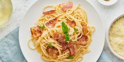 پاستا فتوچینی با بیکن فرانسوی و سس مخصوص
