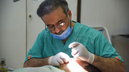 شرکت‌های بیمه‌ای از پوشش خدمات دندانپزشکی شانه خالی می‌کنند/ حاضرم با قیمتی کمتر از تعرفه بیمه به مردم ارائه خدمت کنم!