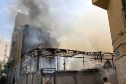 آتش‌سوزی انبار لوازم یدکی موتورسیکلت در خیابان مولوی

