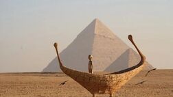 نمایش آثار هنری در کنار اهرام مصر
