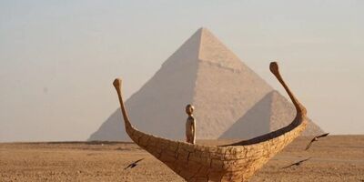 نمایش آثار هنری در کنار اهرام مصر
