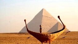 نمایش آثار هنری در کنار اهرام مصر

