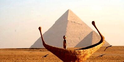 نمایش آثار هنری در کنار اهرام مصر
