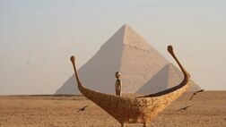 نمایش آثار هنری در کنار اهرام مصر

