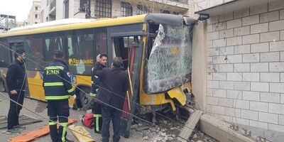 برخورد اتوبوس شرکت واحد با دیواره بزرگراه ستاری
